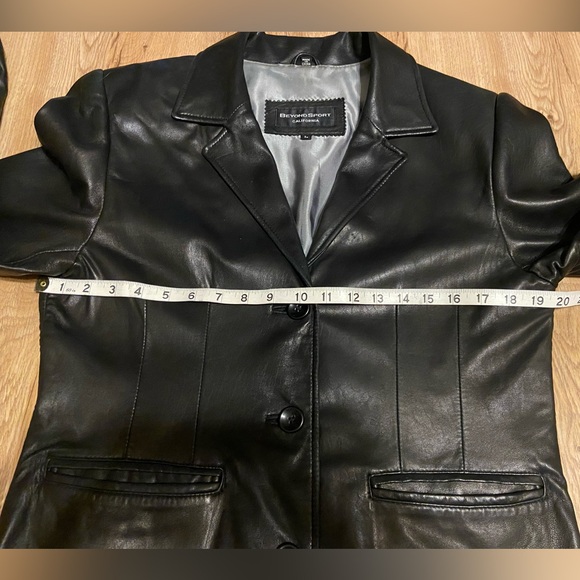 Vintage Y2K Genuine Butter-soft Leather Blazer. Pit to pit = 19.5 in. 2 pockets. - Picture 5 of 16